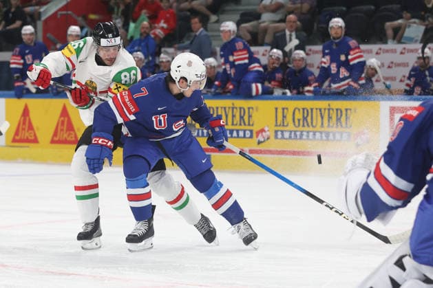 25.05.2026 Swiss Life Arena Zuerich , SCHWEIZ, Herren Eishockey IIHF World Championship, WM, Weltmeisterschaft Zurich 2026 Gruppe A USA - HUN Balazs Sebok (li,HUN) gegen Ryan Ufko (USA)