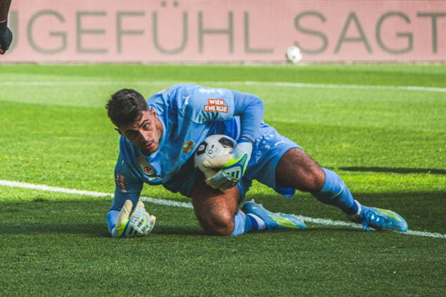 Fussball Österreich, Admiral Bundesliga Europacup-Playoff Finale ECL 2025 2026, SK Rapid Wien vs. SV Oberbank Ried - Allianz Stadion (Weststadion, Wien Hütteldorf): Niklas Hedl (SK Rapid Wien) Copyright: xLukasxBierederx
