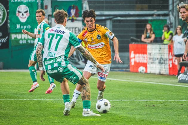 Fussball Österreich, Admiral Bundesliga Europacup-Playoff Finale ECL 2025 2026, SK Rapid Wien vs. SV Oberbank Ried - Allianz Stadion (Weststadion, Wien Hütteldorf): Bendeguz Bence Bolla (SK Rapid Wien), Nicolas Bajlicz (SV Oberbank Ried) *** Football Austria, Admiral Bundesliga European Cup Playoff Final ECL 2025 2026, SK Rapid Wien vs SV Oberbank Ried Allianz Stadion Weststadion, Vienna Hütteldorf Bendeguz Bence Bolla SK Rapid Wien , Nicolas Bajlicz SV Oberbank Ried Copyright: xLukasxBierederx