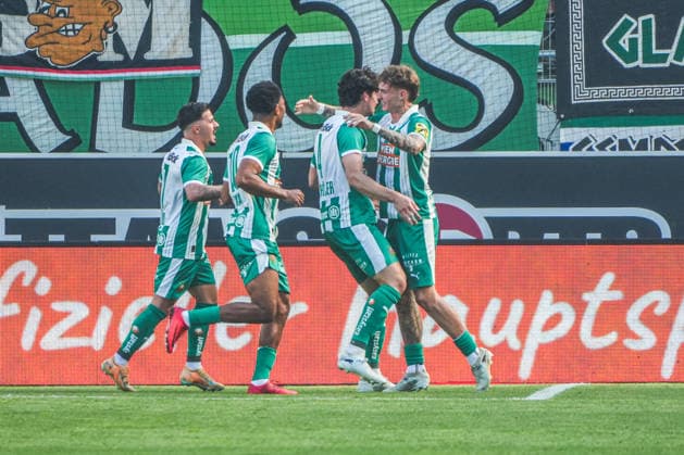 Fussball Österreich, Admiral Bundesliga Europacup-Playoff Finale ECL 2025 2026, SK Rapid Wien vs. SV Oberbank Ried - Allianz Stadion (Weststadion, Wien Hütteldorf): Rapid Spieler jubeln nach dem Tor von Jakob Maximilian Schöller (SK Rapid Wien) zum 1:0 Führungstreffer Copyright: xLukasxBierederx