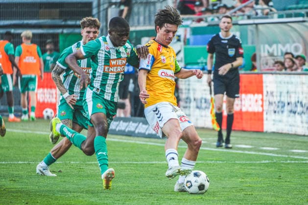 Fussball Österreich, Admiral Bundesliga Europacup-Playoff Finale ECL 2025 2026, SK Rapid Wien vs. SV Oberbank Ried - Allianz Stadion (Weststadion, Wien Hütteldorf): Akoua Romeo Amane (SK Rapid Wien), Nicolas Bajlicz (SV Oberbank Ried) Copyright: xLukasxBierederx