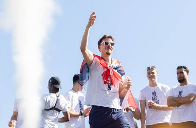 TILBURG - Calvin Twigt and the Willem II players during the celebration on the Heuvel in the city center. The club was promoted to the Eredivisie by defeating FC Volendam in the play-off final. IRIS VAN DEN BROEK ANP xVIxANPxSportx xxANPxIVx 559325793 originalFilename: 559325793.jpg