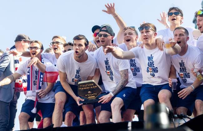 TILBURG - The Willem II players during the celebration on the Heuvel in the city center. The club was promoted to the Eredivisie by defeating FC Volendam in the play-off final. IRIS VAN DEN BROEK ANP xVIxANPxSportx xxANPxIVx 559326650 originalFilename: 559326650.jpg