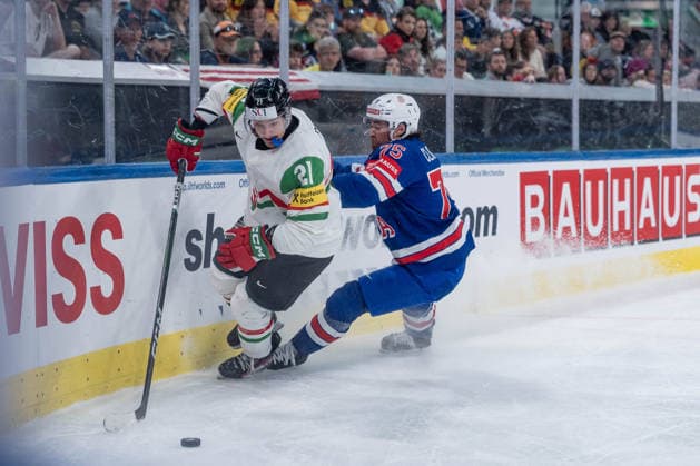 25 05 2026, Zurich, Swiss Life Arena, Ice hockey, Eishockey World Championships: USA - Hungary, 21 Kristof Papp (Hungary), 75 Connor Clifton (United States) Zurich Swiss Life Arena Zurich Switzerland Copyright: xJustPictures.ch StefanxEmchx jp-de-StEm-DSC0118120260525