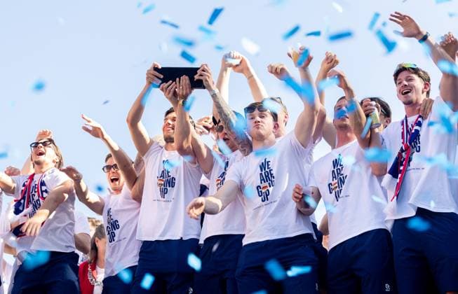 TILBURG - The Willem II players during the celebration on the Heuvel in the city center. The club was promoted to the Eredivisie by defeating FC Volendam in the play-off final. IRIS VAN DEN BROEK ANP xVIxANPxSportx xxANPxIVx 559327401 originalFilename: 559327401.jpg