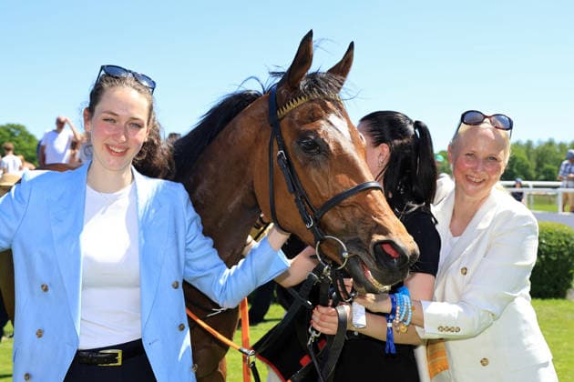 25.05.2026, Hannover, Niedersachsen, GER - Dallas mit Trainerin Alicia Baum (links) und Mutter Julia nach dem Sieg. Galopprennbahn Hannover, Neue Bult. () 260525D973HANNOVER.JPG