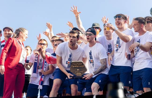 TILBURG - The Willem II players during the celebration on the Heuvel in the city center. The club was promoted to the Eredivisie by defeating FC Volendam in the play-off final. IRIS VAN DEN BROEK ANP xVIxANPxSportx xxANPxIVx 559327851 originalFilename: 559327851.jpg