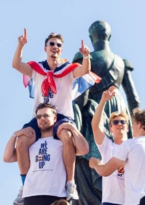 TILBURG - The Willem II players cheer on coach John Stegeman during the celebration on the Heuvel in the city center. The club was promoted to the Eredivisie by defeating FC Volendam in the play-off final. IRIS VAN DEN BROEK ANP xVIxANPxSportx xxANPxIVx 559328029 originalFilename: 559328029.jpg