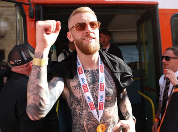 Hull Bus Parade Oli McBurnie of Hull City steps off the bus during the Hull City Bus Parade on the streets of Hull, England after being promoted to the Premier League in the Sky Bet Championship Play-Off Final on Saturday 23rd May 2026. 25 05 2026 UK Newspapers OUT Copyright: xAndyxSumnerx FIL-23472-0133