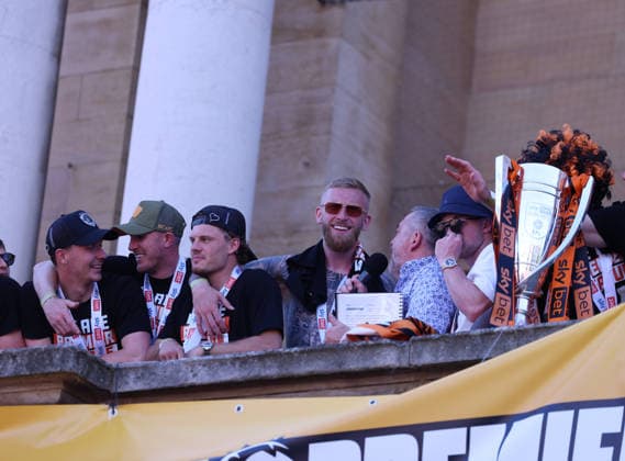 Hull Bus Parade Oli McBurnie of Hull City celebrates at City Hall during the Hull City Bus Parade on the streets of Hull, England after being promoted to the Premier League in the Sky Bet Championship Play-Off Final on Saturday 23rd May 2026. 25 05 2026 UK Newspapers OUT Copyright: xAndyxSumnerx FIL-23472-0178