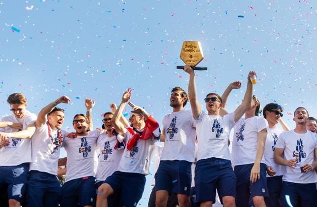 TILBURG - The Willem II players during the celebration on the Heuvel in the city center. The club was promoted to the Eredivisie by defeating FC Volendam in the play-off final. IRIS VAN DEN BROEK ANP xVIxANPxSportx xxANPxIVx 559330165 originalFilename: 559330165.jpg