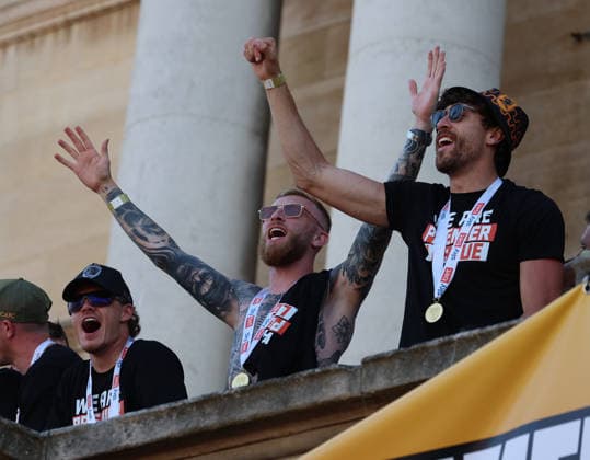 Hull Bus Parade Oli McBurnie and Matt Crooks of Hull City celebrate at City Hall during the Hull City Bus Parade on the streets of Hull, England after being promoted to the Premier League in the Sky Bet Championship Play-Off Final on Saturday 23rd May 2026. 25 05 2026 UK Newspapers OUT Copyright: xAndyxSumnerx FIL-23472-0199