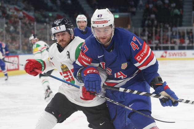 25.05.2026 Swiss Life Arena Zuerich , SCHWEIZ, Herren Eishockey IIHF World Championship, WM, Weltmeisterschaft Zurich 2026 Gruppe A USA - HUN Janos Hari (li,HUN) gegen Paul Cotter (USA)