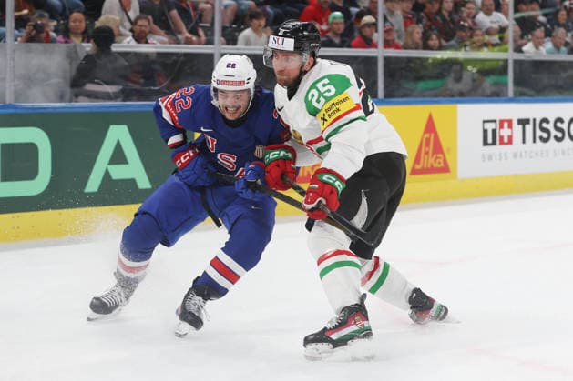 25.05.2026 Swiss Life Arena Zuerich , SCHWEIZ, Herren Eishockey IIHF World Championship, WM, Weltmeisterschaft Zurich 2026 Gruppe A USA - HUN Isaac Howard (li,USA) gegen Gabor Tornyai (HUN)