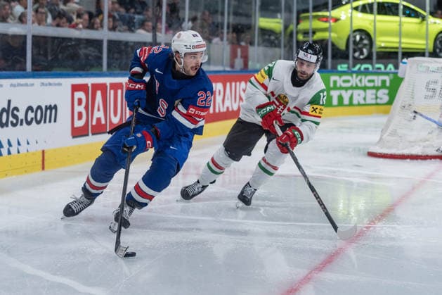 25 05 2026, Zurich, Swiss Life Arena, Ice hockey, Eishockey World Championships: USA - Hungary, 22 Isaac Howard (United States), 12 Bence Stipsicz (Hungary) Zurich Swiss Life Arena Zurich Switzerland Copyright: xJustPictures.ch StefanxEmchx jp-de-StEm-DSC0132820260525