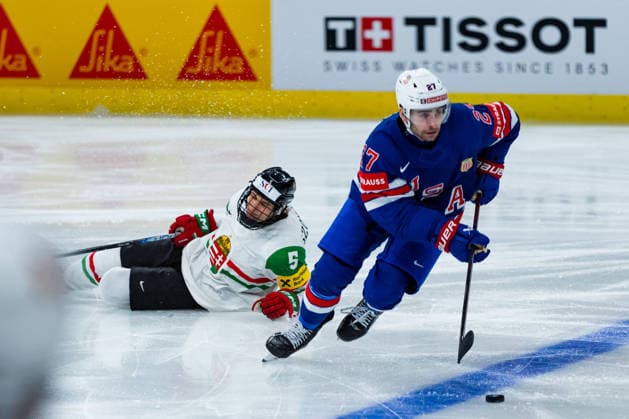 ZURICH, SWITZERLAND - MAY 25: -5hun slipping during the battle for the puck with Matt Coronato (United States, 27) during the Preliminary Round - Group A Match 47 between United States and Hungary at the IIHF Ice hockey, Eishockey World Championship, WM, Weltmeisterschaft 2026, Swiss Life Arena on May 25, 2026 in Zurich, Switzerland. Zurich Switzerland Copyright: xTimoxSteinx
