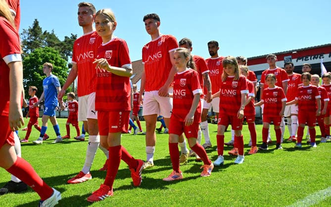 25.05.2026 - Fussball - Saison 2025 2026 - Relegation Oberliga Bayern Bayernliga Landesliga : FSV Stadeln - FC Eintracht Münchberg - - xwoxzix - Mannschaft Team läuft ein