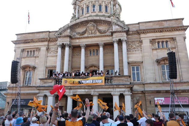 Hull Bus Parade The Hull City team celebrate at City Hall during the Hull City Bus Parade on the streets of Hull, England after being promoted to the Premier League in the Sky Bet Championship Play-Off Final on Saturday 23rd May 2026. 25 05 2026 UK Newspapers OUT Copyright: xAndyxSumnerx FIL-23472-0205