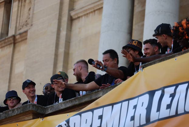 Hull Bus Parade Hull City Owner Acun IlÄ±calÄ± celebrates at City Hall during the Hull City Bus Parade on the streets of Hull, England after being promoted to the Premier League in the Sky Bet Championship Play-Off Final on Saturday 23rd May 2026. 25 05 2026 UK Newspapers OUT Copyright: xAndyxSumnerx FIL-23472-0217