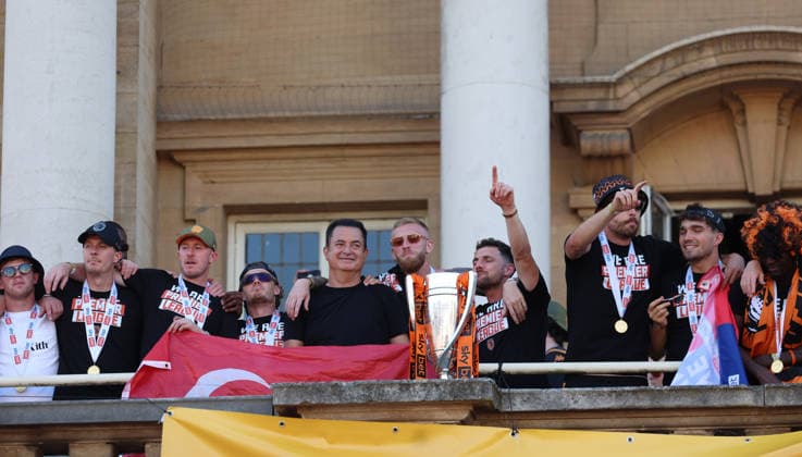 Hull Bus Parade The Hull City team celebrate at City Hall during the Hull City Bus Parade on the streets of Hull, England after being promoted to the Premier League in the Sky Bet Championship Play-Off Final on Saturday 23rd May 2026. 25 05 2026 UK Newspapers OUT Copyright: xAndyxSumnerx FIL-23472-0236