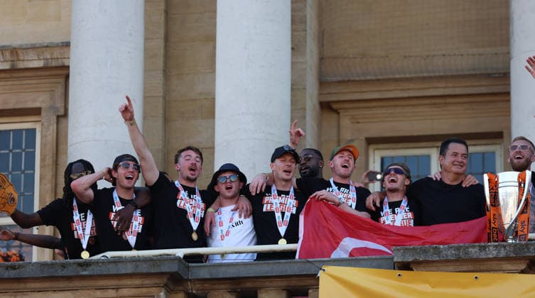 Hull Bus Parade The Hull City team celebrate at City Hall during the Hull City Bus Parade on the streets of Hull, England after being promoted to the Premier League in the Sky Bet Championship Play-Off Final on Saturday 23rd May 2026. 25 05 2026 UK Newspapers OUT Copyright: xAndyxSumnerx FIL-23472-0239