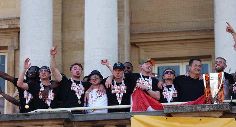 Hull Bus Parade The Hull City team celebrate at City Hall during the Hull City Bus Parade on the streets of Hull, England after being promoted to the Premier League in the Sky Bet Championship Play-Off Final on Saturday 23rd May 2026. 25 05 2026 UK Newspapers OUT Copyright: xAndyxSumnerx FIL-23472-0240