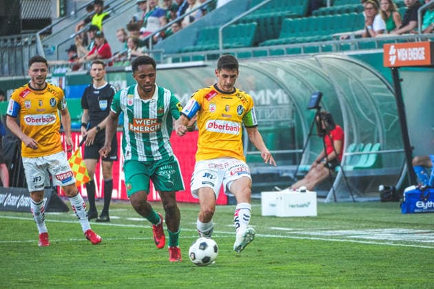 Fussball Österreich, Admiral Bundesliga Europacup-Playoff Finale ECL 2025 2026, SK Rapid Wien vs. SV Oberbank Ried - Allianz Stadion (Weststadion, Wien Hütteldorf): Ante Bajic (SV Oberbank Ried) mit Petter Nosakhare Dahl Copyright: xLukasxBierederx