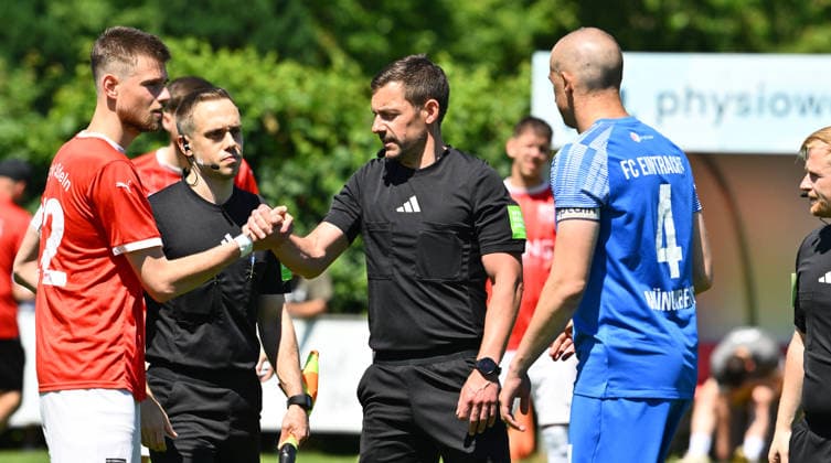 25.05.2026 - Fussball - Saison 2025 2026 - Relegation Oberliga Bayern Bayernliga Landesliga : FSV Stadeln - FC Eintracht Münchberg - - xwoxzix - Manuel Steigerwald (Schiedsrichter) und Spielführer - Handschlag Handshake vor Spielbeginn