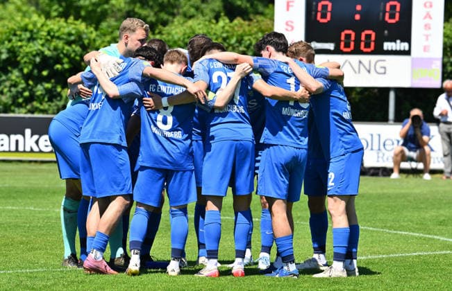 25.05.2026 - Fussball - Saison 2025 2026 - Relegation Oberliga Bayern Bayernliga Landesliga : FSV Stadeln - FC Eintracht Münchberg - - xwoxzix - Teamkreis Mannschaft Team Münchberg vor Spielbeginn