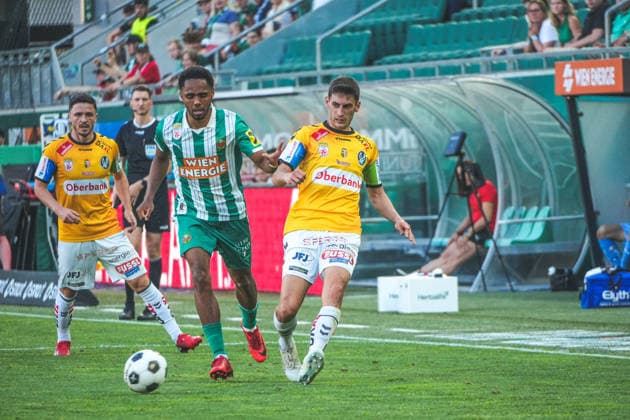 Fussball Österreich, Admiral Bundesliga Europacup-Playoff Finale ECL 2025 2026, SK Rapid Wien vs. SV Oberbank Ried - Allianz Stadion (Weststadion, Wien Hütteldorf): Ante Bajic (SV Oberbank Ried) mit Petter Nosakhare Dahl Copyright: xLukasxBierederx