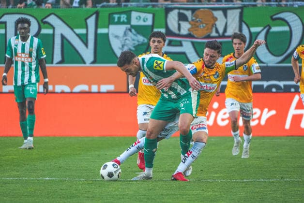 Fussball Österreich, Admiral Bundesliga Europacup-Playoff Finale ECL 2025 2026, SK Rapid Wien vs. SV Oberbank Ried - Allianz Stadion (Weststadion, Wien Hütteldorf): Martin Rasner (SV Oberbank Ried) mit Ercan Kara Copyright: xLukasxBierederx