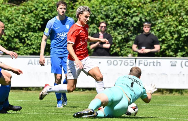 25.05.2026 - Fussball - Saison 2025 2026 - Relegation Oberliga Bayern Bayernliga Landesliga : FSV Stadeln - FC Eintracht Münchberg - - xwoxzix - Taylan Avci (16, FSV Stadeln ) Jonas Lang (1, FC Eintracht Münchberg )