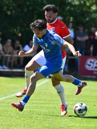 25.05.2026 - Fussball - Saison 2025 2026 - Relegation Oberliga Bayern Bayernliga Landesliga : FSV Stadeln - FC Eintracht Münchberg - - xwoxzix - Emre Mal (14, FC Eintracht Münchberg ) vor Marco Weber (22, FSV Stadeln )