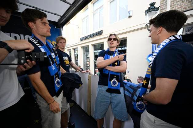 Club Brugge celebrating the Jupiler Pro League title 2026 with city parade BRUGGE, BELGIUM - MAY 25 : Vermant Romeo forward of Club Brugge and the players of Club Brugge celebrating the winning of the Jupiler Pro League title 2025 - 2026 during a city parade towards the city centre and celebration ceremony at the Markt of Bruges. Club Brugge won the Belgian national soccer championship for the 20th time in the history of the club on May 25, 2026 in Brugge, Belgium, 25 05 2026 Brugge Belgium  Copyright: xNicoxVereeckenx