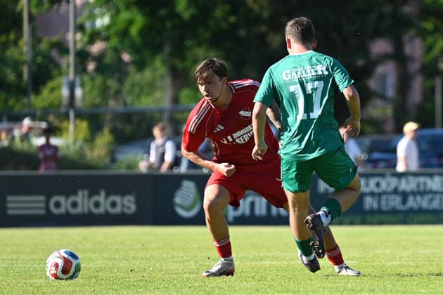 25.05.2025 - Fussball - Saison 2024 2025 - Relegation Oberliga Bayern Bayernliga Landesliga : ATSV Erlangen - TSV Großbardorf - LuPf - xluxpfx - Nico Ott (6, ATSV Erlangen ) im Zweikampf mit Luis Wäcke (17, TSV Großbardorf ) (von links)