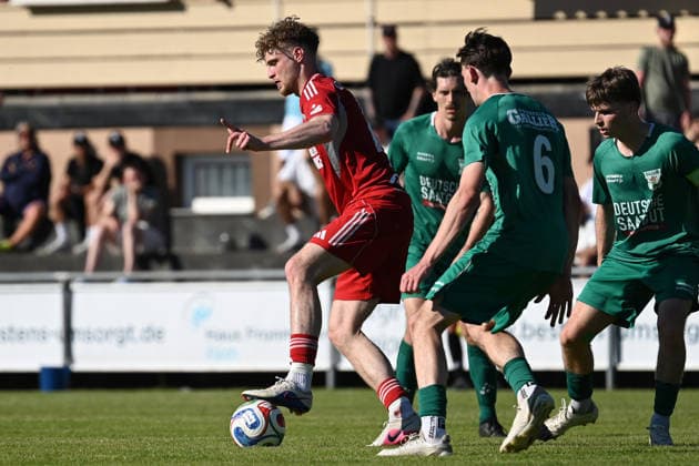 25.05.2025 - Fussball - Saison 2024 2025 - Relegation Oberliga Bayern Bayernliga Landesliga : ATSV Erlangen - TSV Großbardorf - LuPf - xluxpfx - Drazen Misic (12, ATSV Erlangen ) im Zweikampf mit Simon Götz (6, TSV Großbardorf ) (von links)