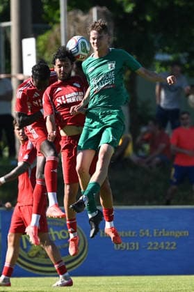 25.05.2025 - Fussball - Saison 2024 2025 - Relegation Oberliga Bayern Bayernliga Landesliga : ATSV Erlangen - TSV Großbardorf - LuPf - xluxpfx - Burak Ayvaz (10, ATSV Erlangen ) im Kopfballduell mit Jonas Hau (19, TSV Großbardorf ) (von links)