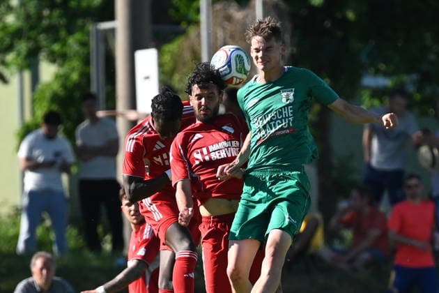 25.05.2025 - Fussball - Saison 2024 2025 - Relegation Oberliga Bayern Bayernliga Landesliga : ATSV Erlangen - TSV Großbardorf - LuPf - xluxpfx - Lukas Kuschka (20, ATSV Erlangen ) im Kopfballduell mit Jonas Hau (19, TSV Großbardorf ) (von links)