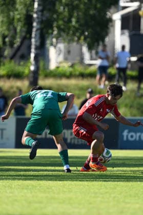 25.05.2025 - Fussball - Saison 2024 2025 - Relegation Oberliga Bayern Bayernliga Landesliga : ATSV Erlangen - TSV Großbardorf - LuPf - xluxpfx - Marlon Trautwein (27, TSV Großbardorf ) im Zweikampf mit Tanyel Deliboyraz (9, ATSV Erlangen ) (von links)