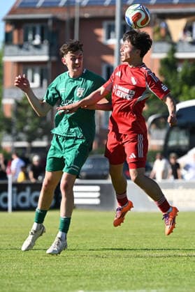 25.05.2025 - Fussball - Saison 2024 2025 - Relegation Oberliga Bayern Bayernliga Landesliga : ATSV Erlangen - TSV Großbardorf - LuPf - xluxpfx - Simon Götz (6, TSV Großbardorf ) im Kopfballduell mit Tanyel Deliboyraz (9, ATSV Erlangen ) (von links)