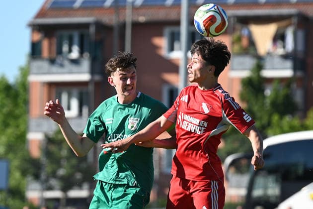 25.05.2025 - Fussball - Saison 2024 2025 - Relegation Oberliga Bayern Bayernliga Landesliga : ATSV Erlangen - TSV Großbardorf - LuPf - xluxpfx - Simon Götz (6, TSV Großbardorf ) im Kopfballduell mit Tanyel Deliboyraz (9, ATSV Erlangen ) (von links)