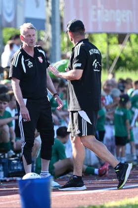 25.05.2025 - Fussball - Saison 2024 2025 - Relegation Oberliga Bayern Bayernliga Landesliga : ATSV Erlangen - TSV Großbardorf - LuPf - xluxpfx - Normann Wagner ( Co-Trainer ATSV Erlangen ) und Jochen Strobel (Trainer ATSV Erlangen ) (von links)