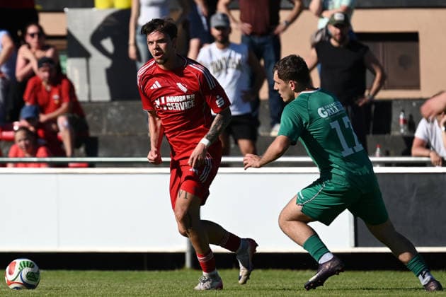 25.05.2025 - Fussball - Saison 2024 2025 - Relegation Oberliga Bayern Bayernliga Landesliga : ATSV Erlangen - TSV Großbardorf - LuPf - xluxpfx - Nico Ott (6, ATSV Erlangen ) im Zweikampf mit Luis Wäcke (17, TSV Großbardorf ) (von links)