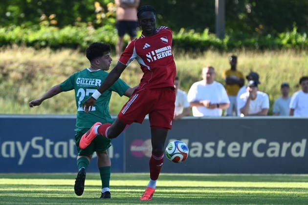 25.05.2025 - Fussball - Saison 2024 2025 - Relegation Oberliga Bayern Bayernliga Landesliga : ATSV Erlangen - TSV Großbardorf - LuPf - xluxpfx - Marlon Trautwein (27, TSV Großbardorf ) im Zweikampf mit Aaron Owusu (29, ATSV Erlangen ) (von links)