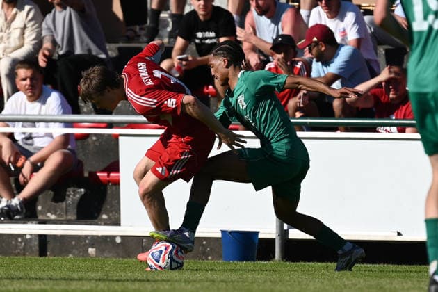 25.05.2025 - Fussball - Saison 2024 2025 - Relegation Oberliga Bayern Bayernliga Landesliga : ATSV Erlangen - TSV Großbardorf - LuPf - xluxpfx - Ulrich Spies (3, ATSV Erlangen ) im Zweikampf mit Dennis Kremer (23, TSV Großbardorf ) (von links)