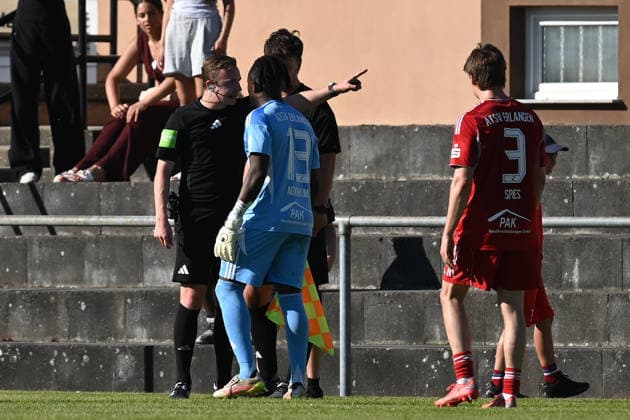 25.05.2025 - Fussball - Saison 2024 2025 - Relegation Oberliga Bayern Bayernliga Landesliga : ATSV Erlangen - TSV Großbardorf - LuPf - xluxpfx - Jonas Krzyzanowski ( Schiedsrichter ) Diskussion Streit mit Emmanuel Agyekum (13, ATSV Erlangen ) (von links)