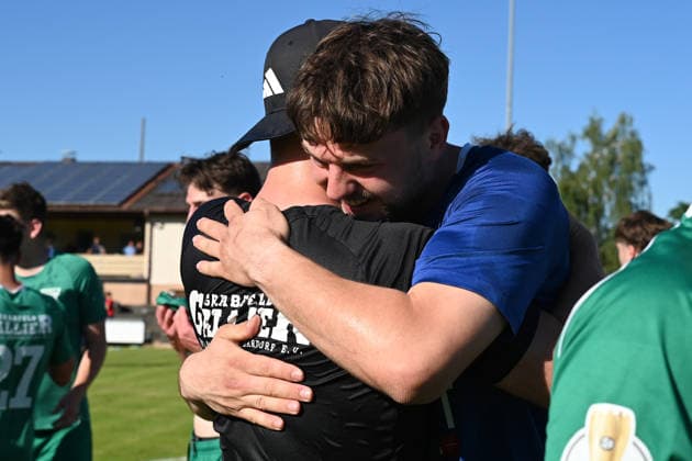 25.05.2025 - Fussball - Saison 2024 2025 - Relegation Oberliga Bayern Bayernliga Landesliga : ATSV Erlangen - TSV Großbardorf - LuPf - xluxpfx - Robin Keiner (Trainer TSV Großbardorf ) und Finn Manninger (32, TSV Großbardorf ) Jubel Freude nach Spielende
