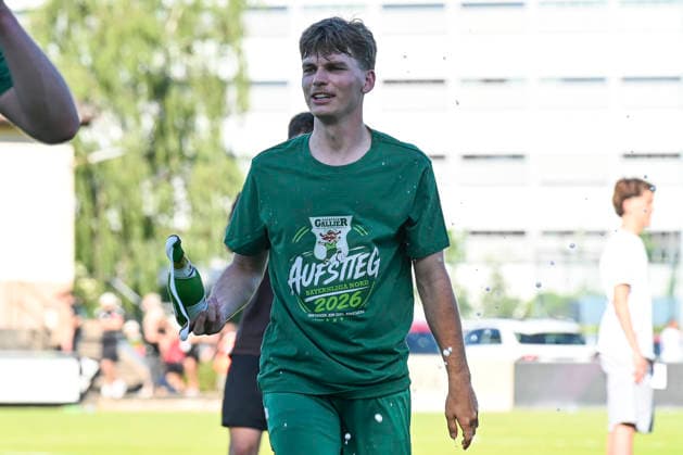25.05.2025 - Fussball - Saison 2024 2025 - Relegation Oberliga Bayern Bayernliga Landesliga : ATSV Erlangen - TSV Großbardorf - LuPf - xluxpfx - Julius Landeck (22, TSV Großbardorf ) Jubel Freude nach Spielende Schaumwein