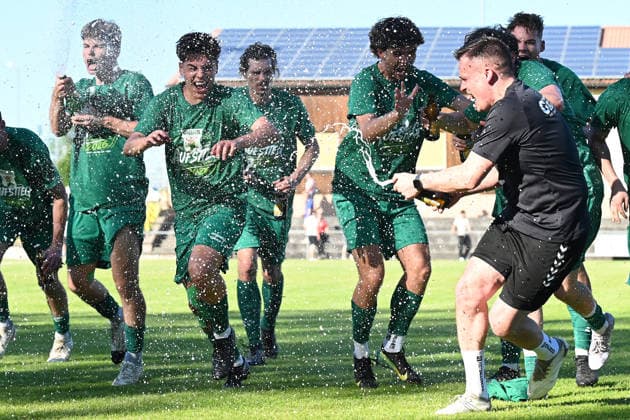 25.05.2025 - Fussball - Saison 2024 2025 - Relegation Oberliga Bayern Bayernliga Landesliga : ATSV Erlangen - TSV Großbardorf - LuPf - xluxpfx - Jubel Freude nach Spielende *** 25 05 2025 Soccer season 2024 2025 Relegation Oberliga Bayernliga Bayernliga Landesliga ATSV Erlangen TSV Großbardorf LuPf xluxpfx Cheers of joy after the end of the match