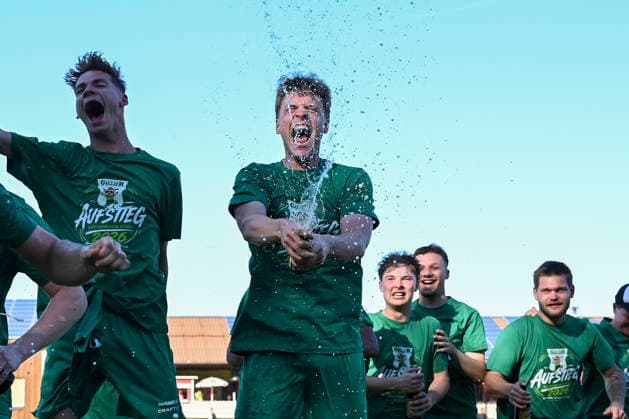 25.05.2025 - Fussball - Saison 2024 2025 - Relegation Oberliga Bayern Bayernliga Landesliga : ATSV Erlangen - TSV Großbardorf - LuPf - xluxpfx - Jubel Freude nach Spielende